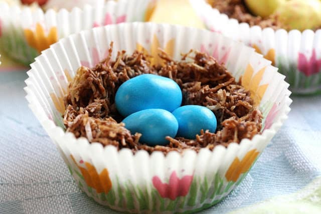 Chocolate Birds' Nests - Easy no cook treats made with only 5 ingredients for your spring party or Easter family gathering www.savingdessert.com
