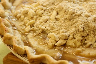 Pear Crumb Pie - juicy pears topped with a sweet crumb mixture wrapped in a flaky crust - fall fruit at it's best! www.savingdessert.com