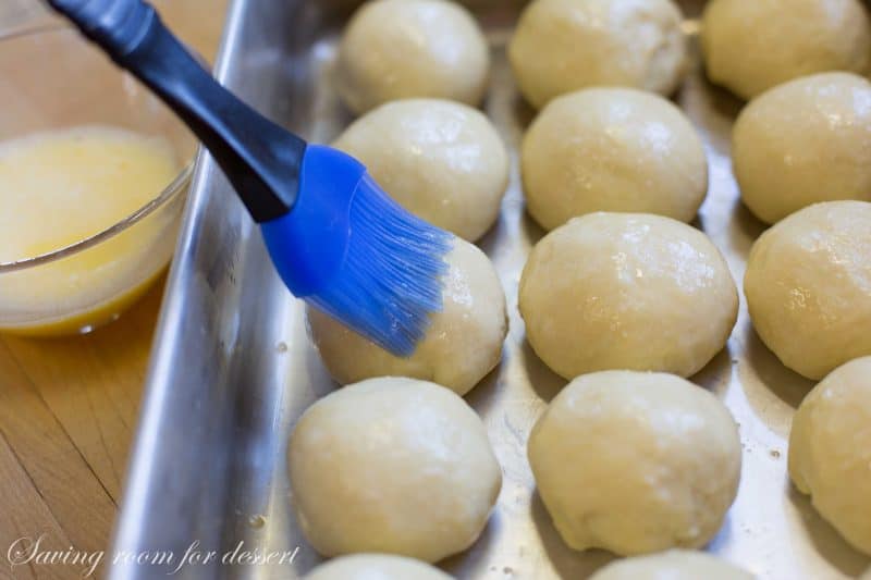 Easy Homemade Hawaiian Sweet Rolls -A lightly sweet roll flavored with pineapple juice for a hearty, fluffy, homemade treat that comes together in minutes. Terrific topped with ham, hot pepper jelly and your favorite cheese | www.savingdessert.com