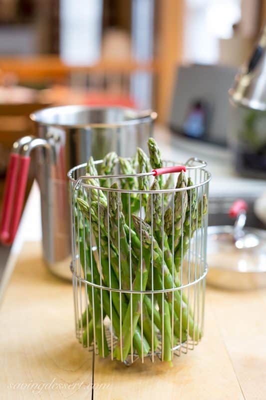 Fresh Spring Asparagus with Hollandaise Sauce