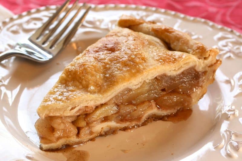 Skillet Apple Pie - super easy with all the flavors and textures of the traditional favorite - a must try for newbie bakers! www.savingdessert.com