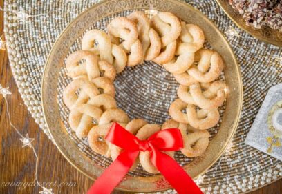 vanilla pretzel cookies laid out in a wreath pattern with a red bow
