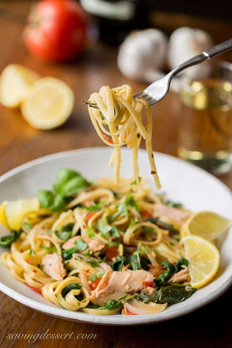 Tonno & Tomato Linguine with sweet onion and arugula ~ a delicious, quick and nutritious recipe that comes together in minutes! www.savingdessert.com