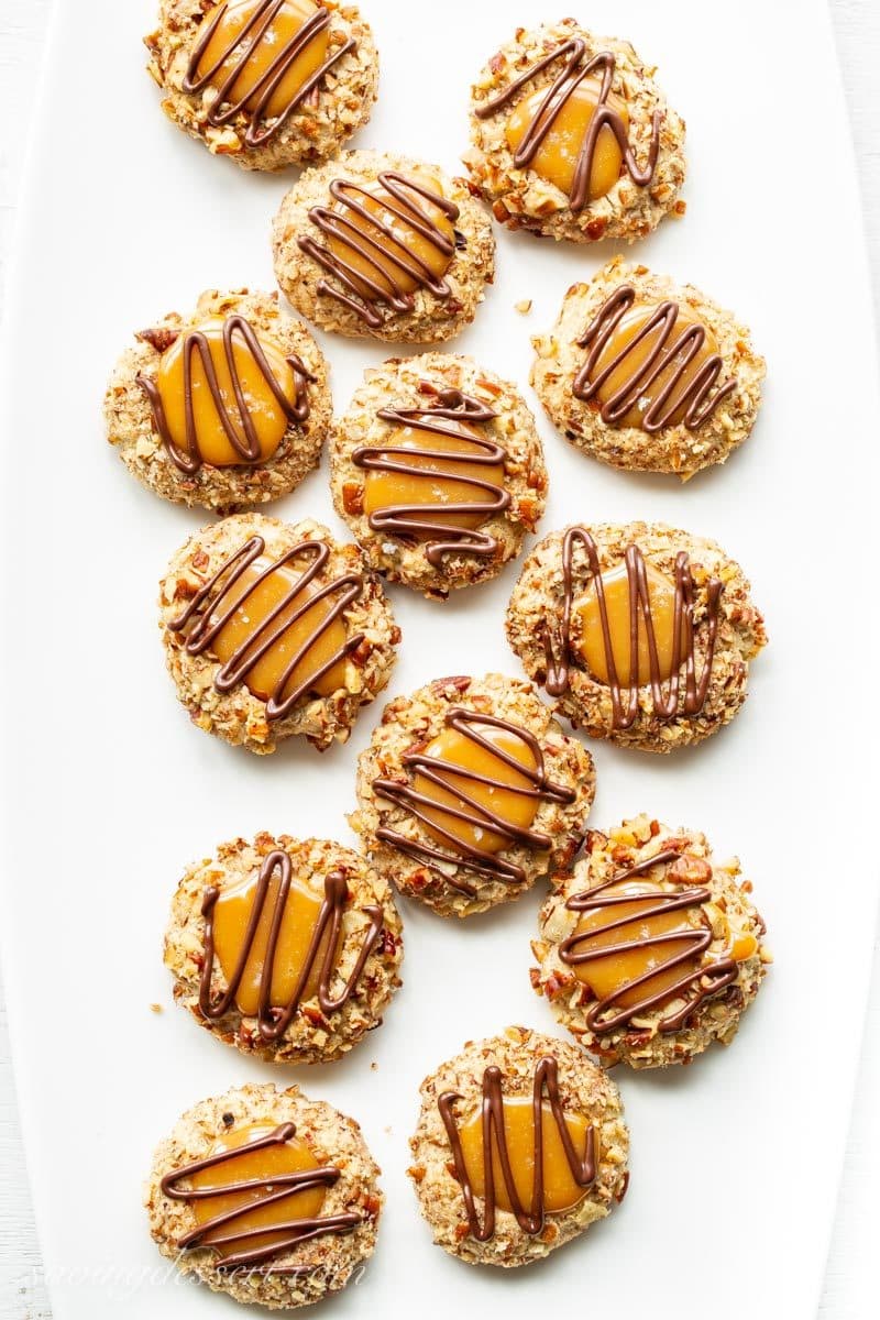 Turtle Thumbprint Cookies - deliciously nutty cookies with a smooth, creamy dollop of sweet caramel on top and a drizzle of yummy chocolate 