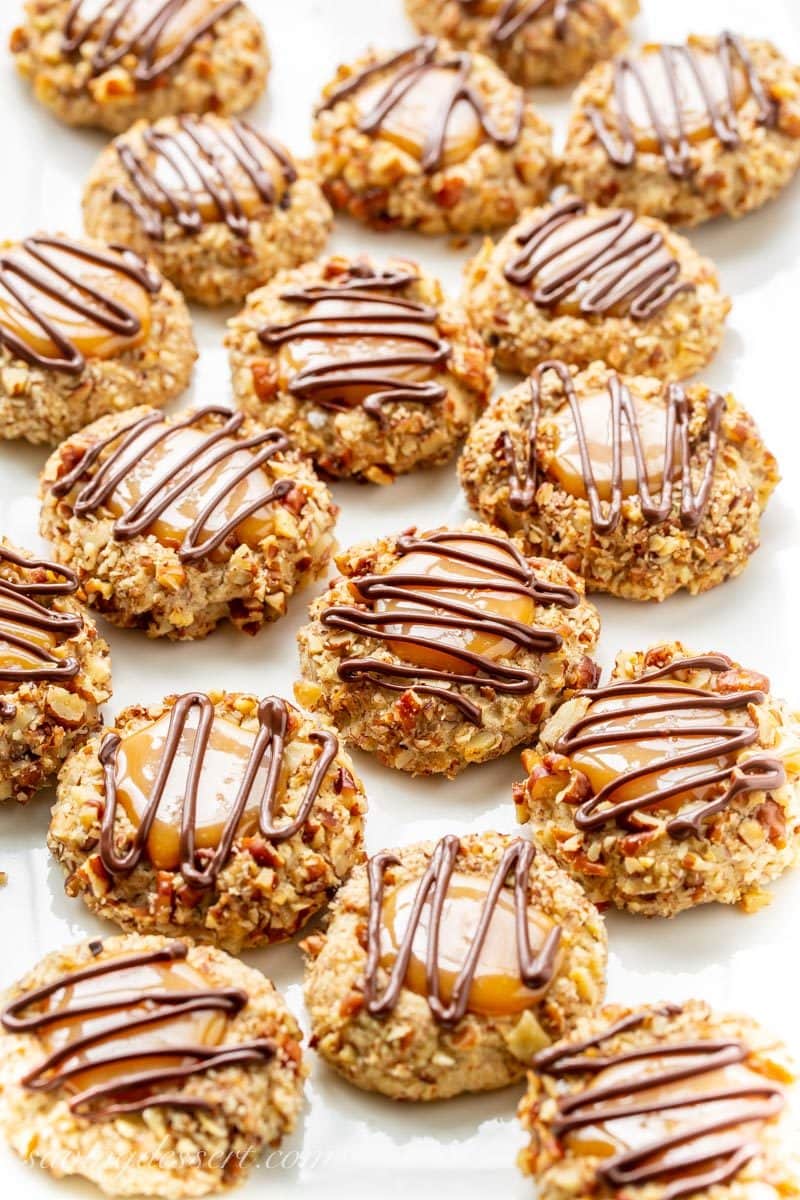 Turtle Thumbprint Cookies - deliciously nutty cookies with a smooth, creamy dollop of sweet caramel on top and a drizzle of yummy chocolate 