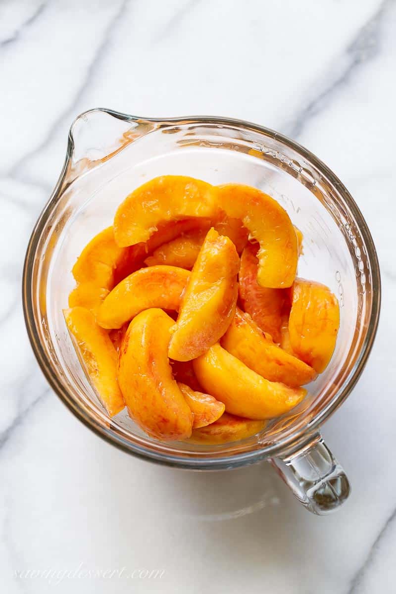 A bowl of sliced peaches