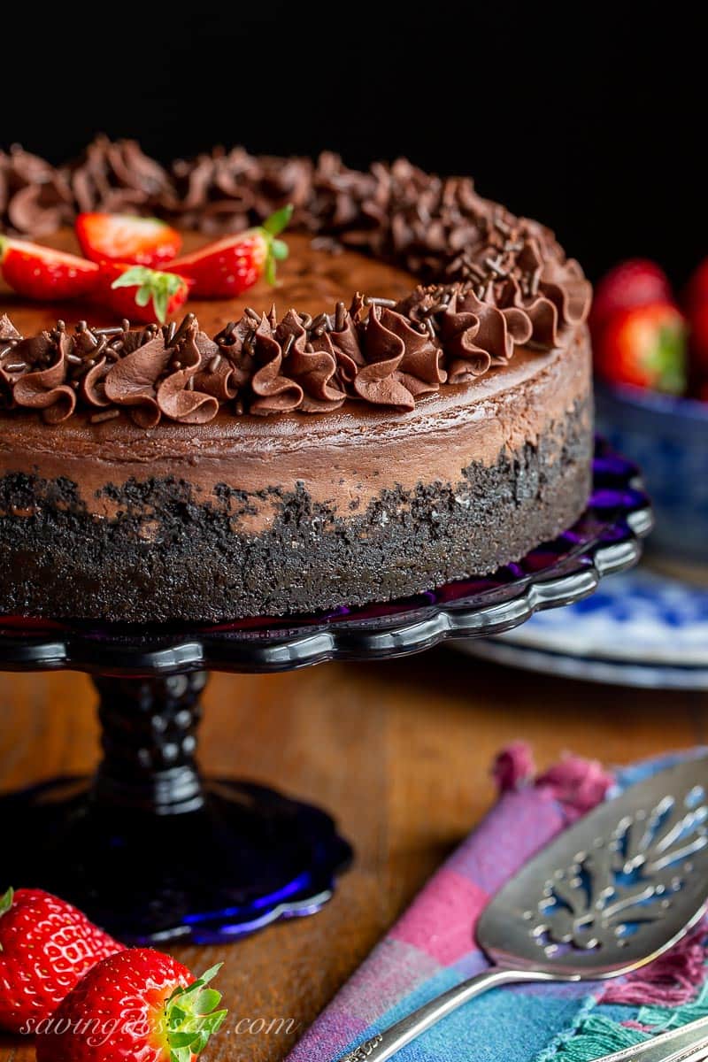 A side view of a chocolate cheesecake with Oreo crust