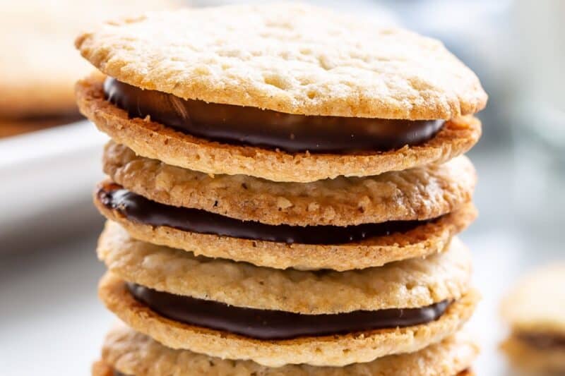 A side view of a stack of chocolate filled brussels cookies