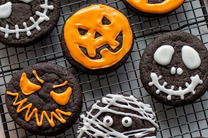 A cooling rack loaded with decorated halloween Cookies.